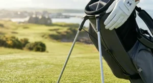 Stable leg stand mechanism deployed on a lightweight golf stand bag.