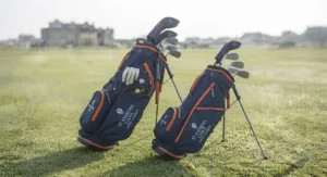 Size guide illustration showing a lightweight junior golf bag tailored for different age brackets.